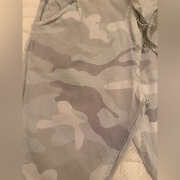 Bella Amore Made In Italy Gray Camouflage “magic stretch” Pants with raw hem. - Picture 2 of 11